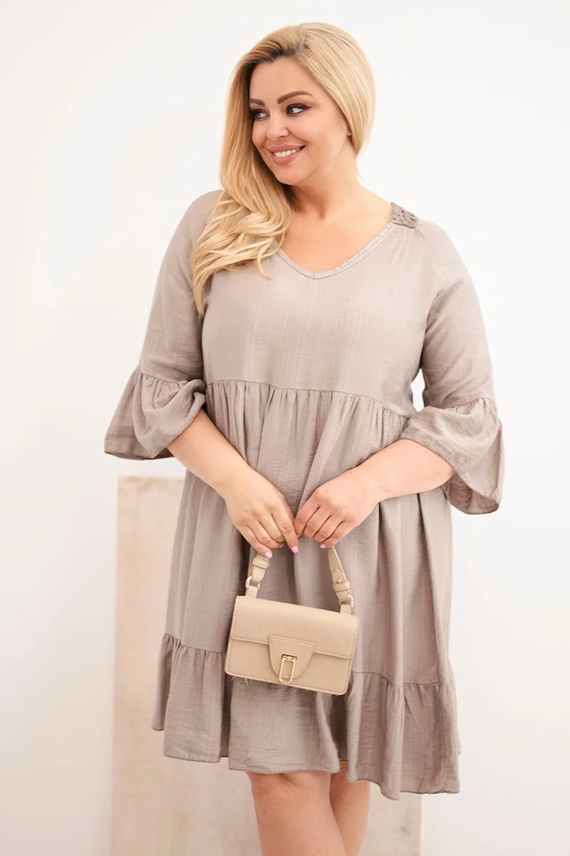 Plus-size viskozové šaty s výřezovým detailem