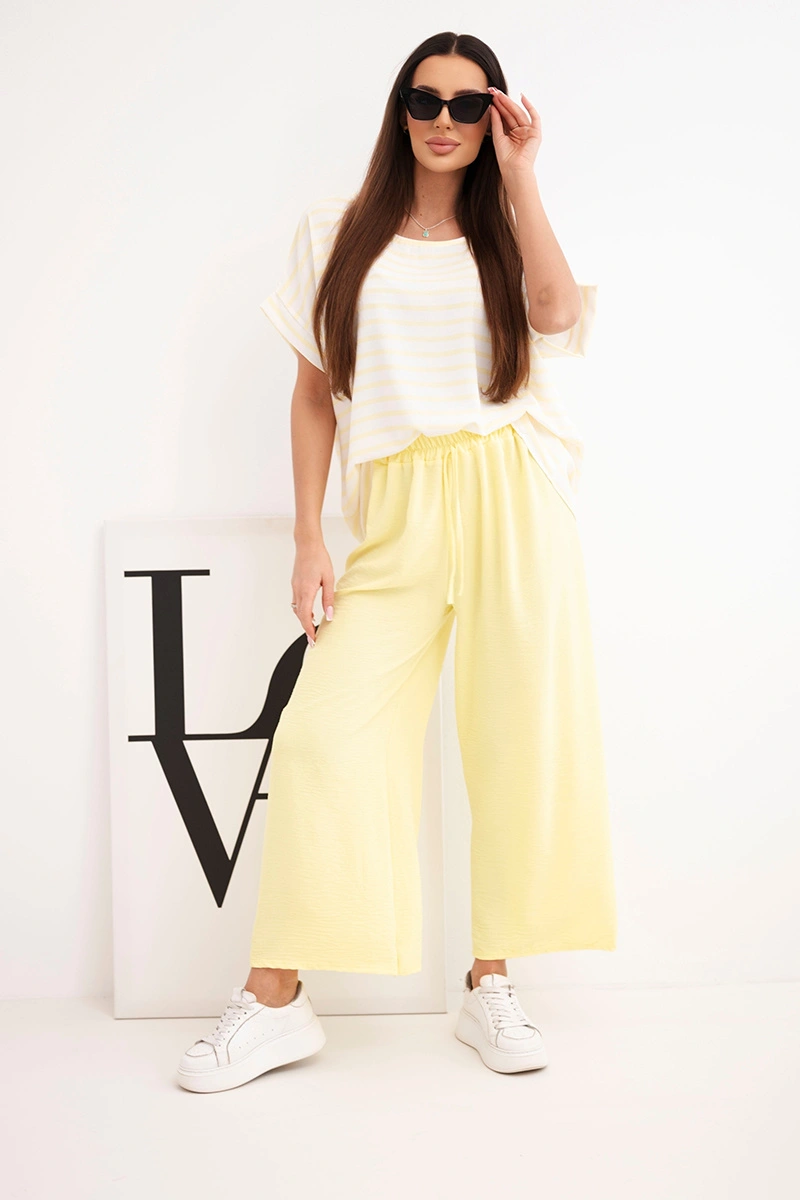 Дамски комплект от вискоза с раирана блуза и широк панталон