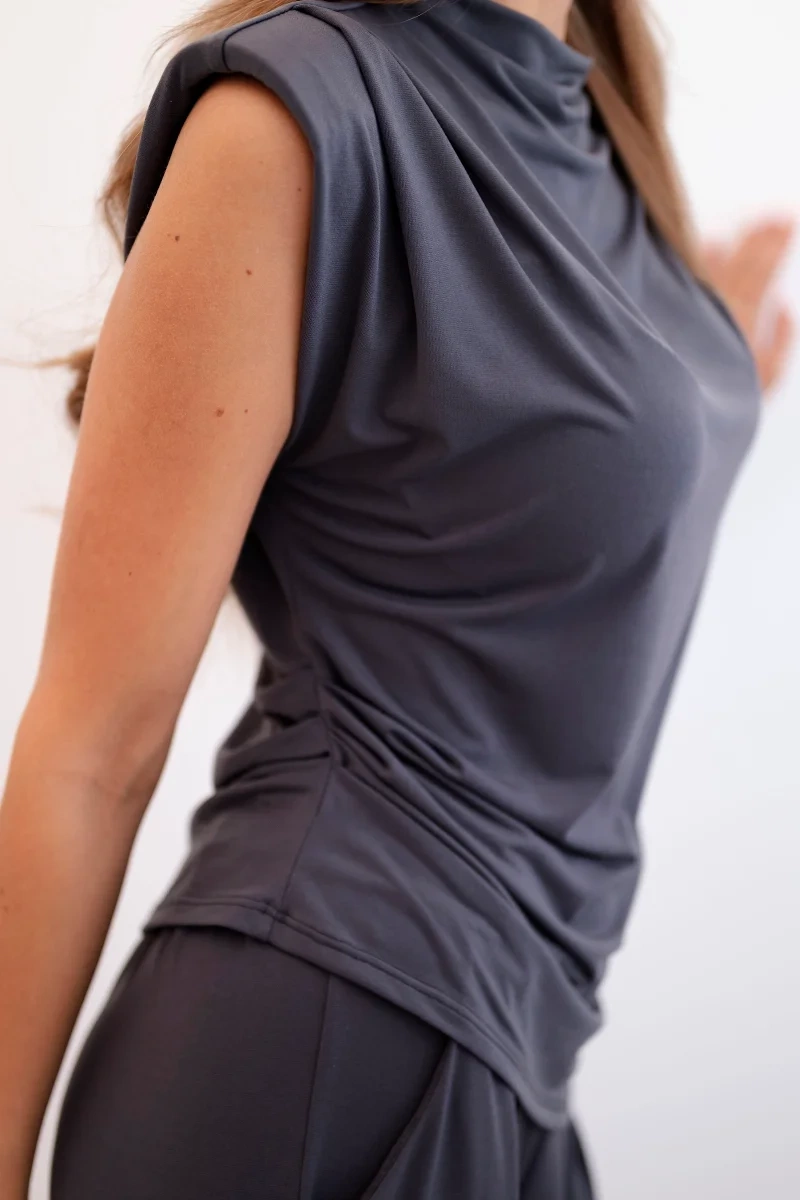 Kesi Włoski Elegant women&#039;s set with wide trousers and a ruffled blouse Graphite
