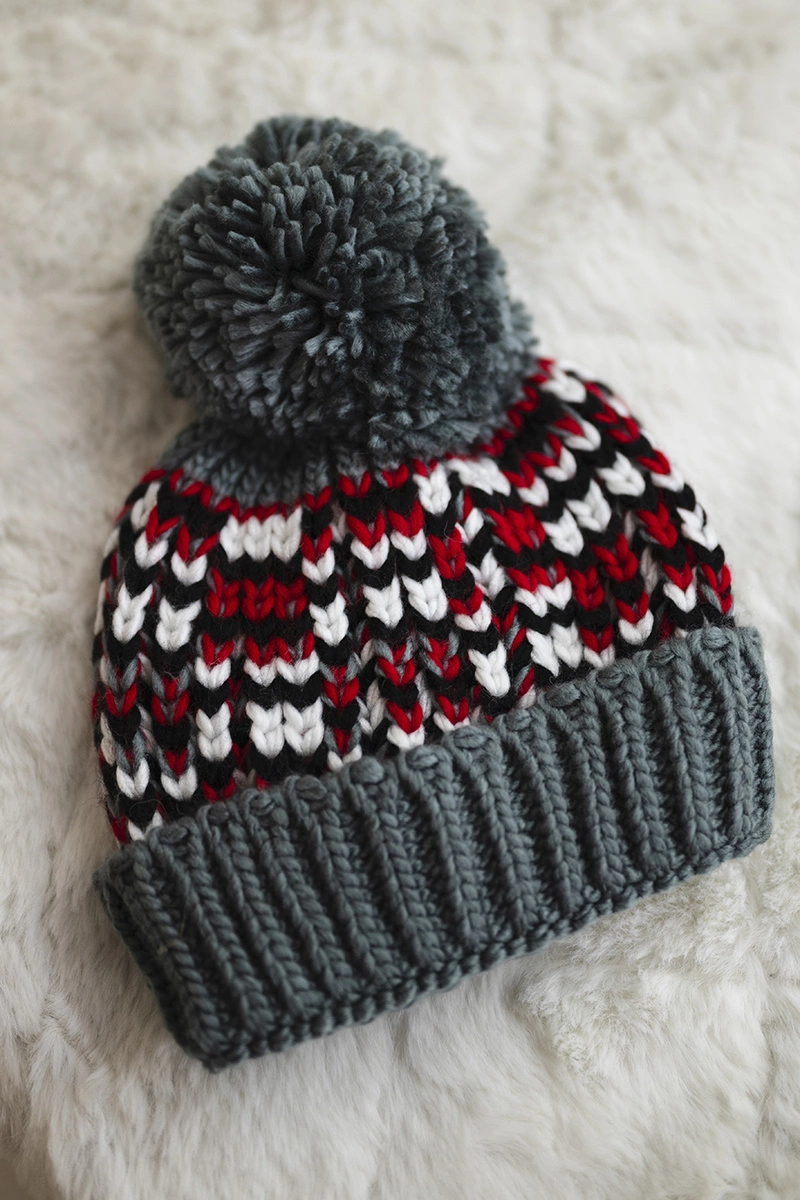 Kesi Cap with a pompom Ellen K325 dark gray+red