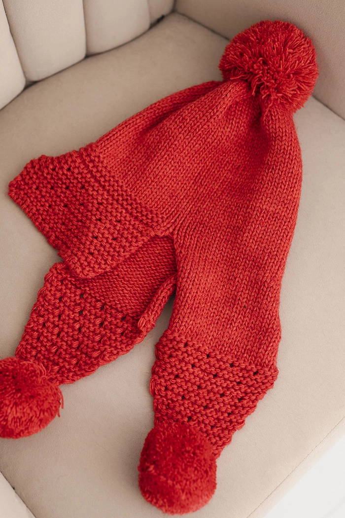 Kesi Women's winter cap with wool, visor, and pom-poms K475 red