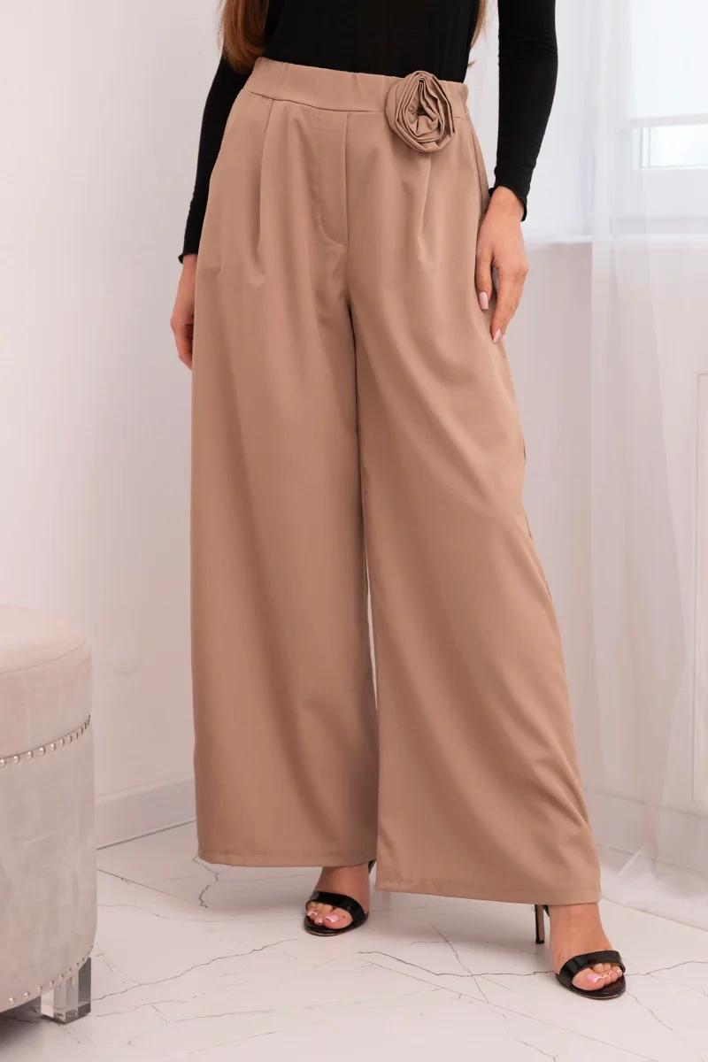 Elegantné dámske nohavice s kvetinovou dekoráciou