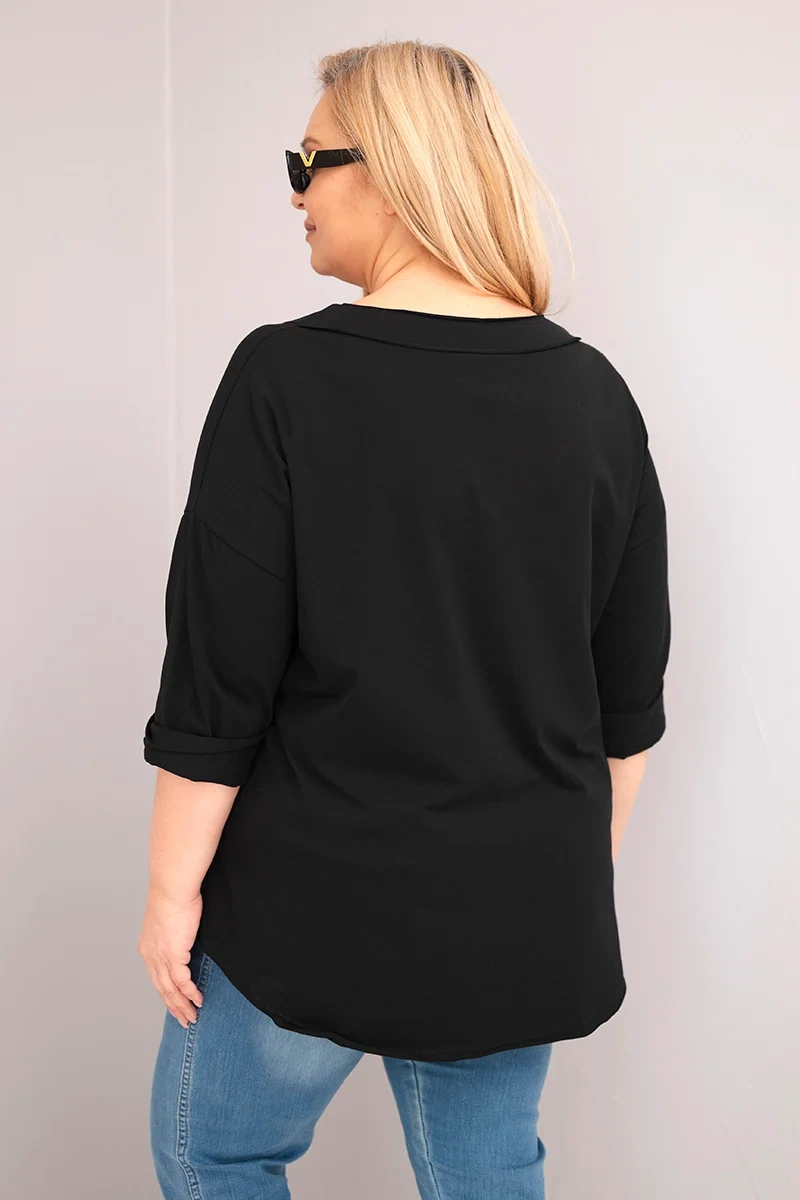Plus size blúzka s V-výstrihom a asymetrickým lemom