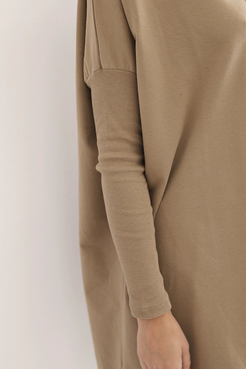 Oversize sweatshirt with camel asymmetrical sides