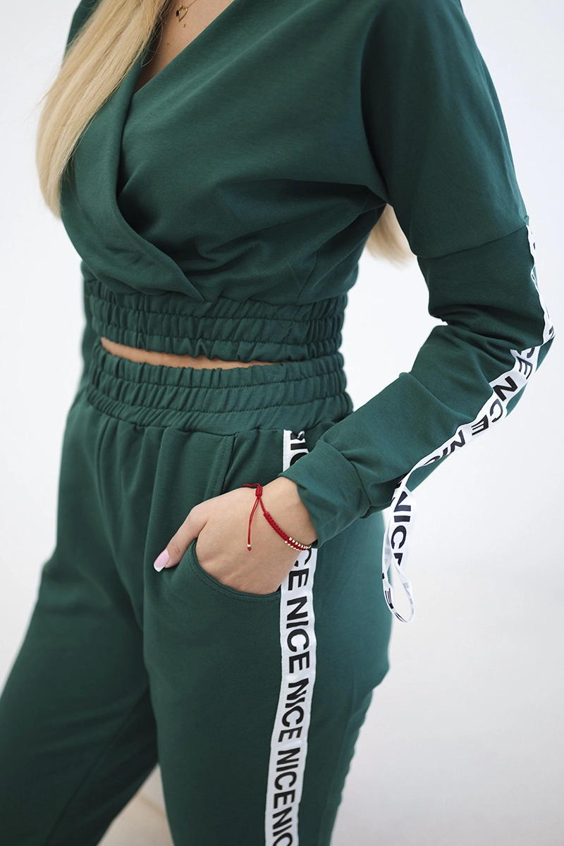 Set with decorative stripes green