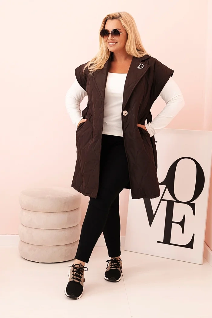 Kesi Włoski Dámska vesta Plus Size prešívaná s pásom a golierom hnedá