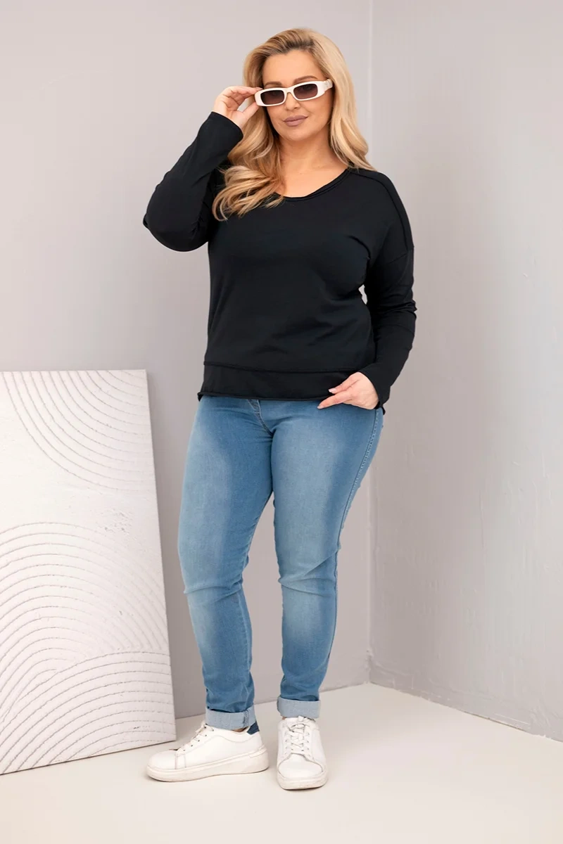 Plus size blúzka s V-výstrihom a dlhším chrbtom