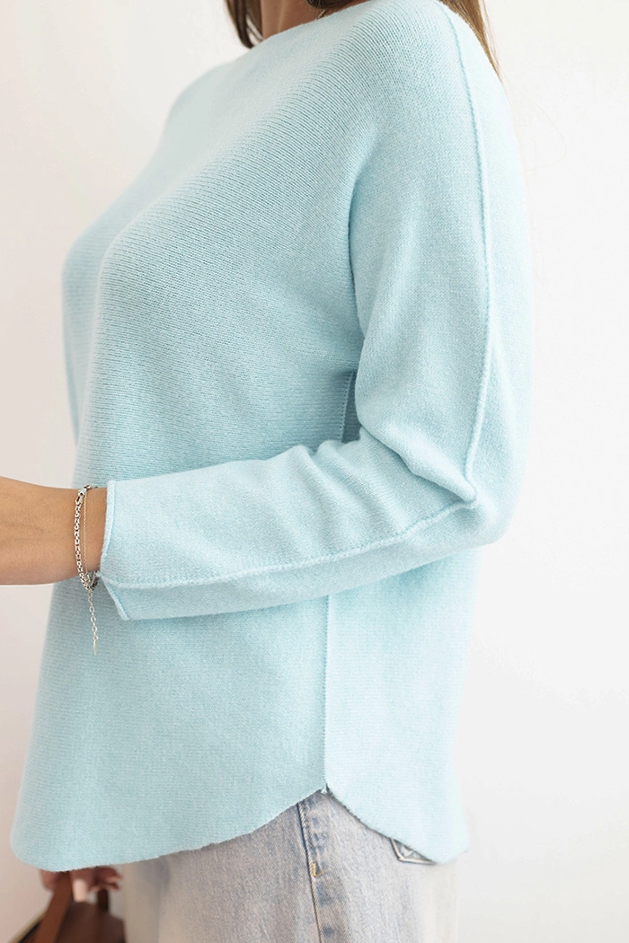Kesi Włoski Women's sweater made of viscose with long sleeves and a round neckline mint