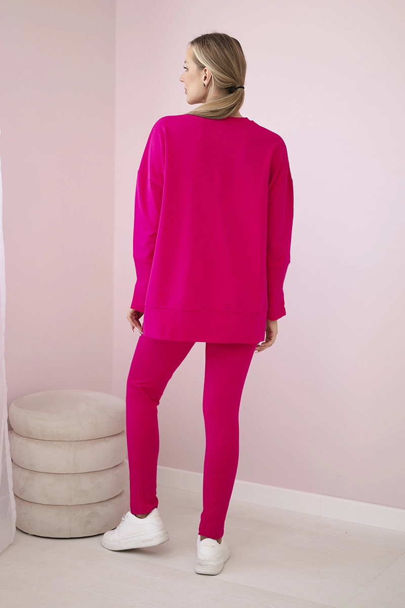 Complete with an oversized blouse in fuchsia color