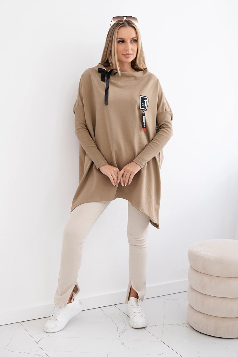 Oversize sweatshirt with camel asymmetrical sides