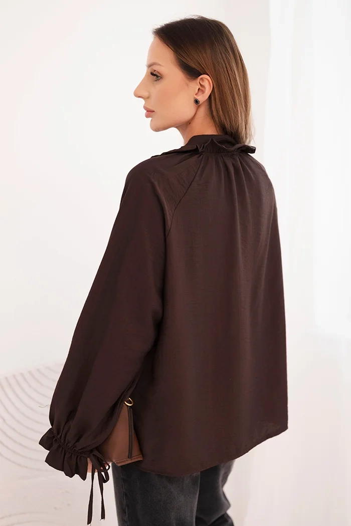 Kesi Włoski Women's viscose blouse with a V-neck and ties at the sleeves brown