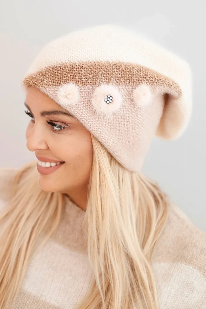 Kesi Elegant women&#039;s cap with fur decorations and glittery strap ecru