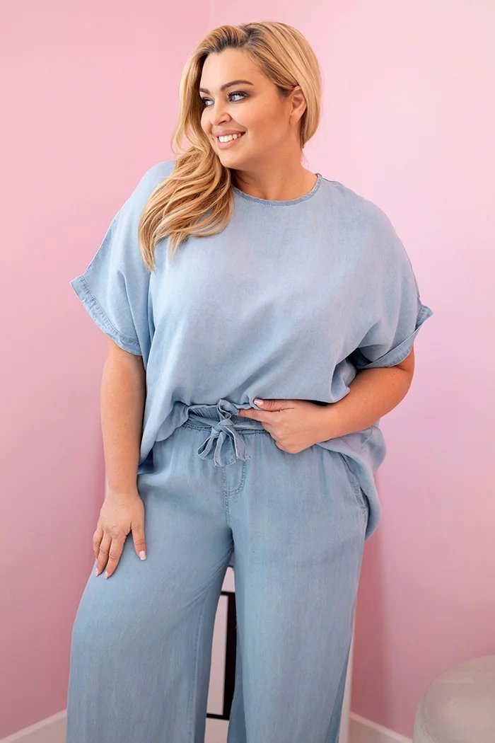 Kesi Włoski Dámsky komplet Plus Size z tencelu blúzka a nohavice s viazaním svetlo džínsový