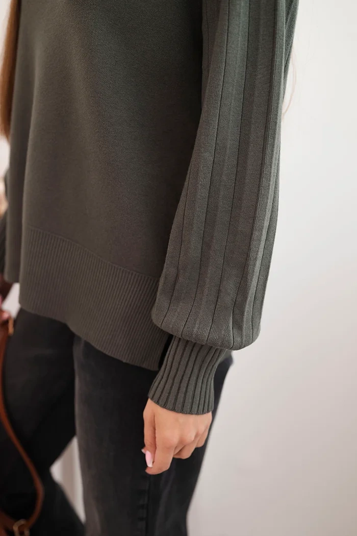 Kesi Włoski Women's viscose sweater with long sleeves and side slits khaki