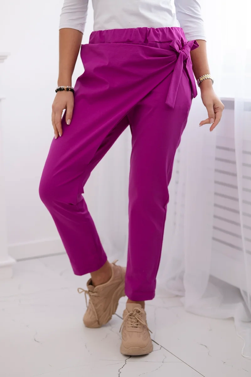 Trousers tied with an asymmetrical plum at the front