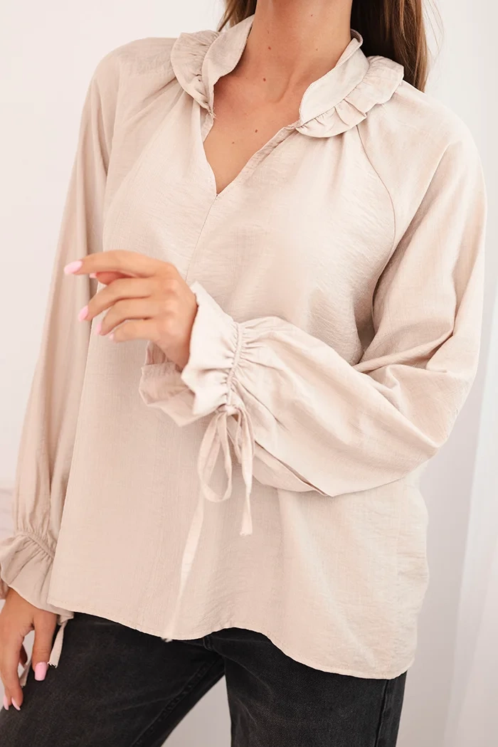 Kesi Włoski Women's viscose blouse with a V-neck and ties at the sleeves beige