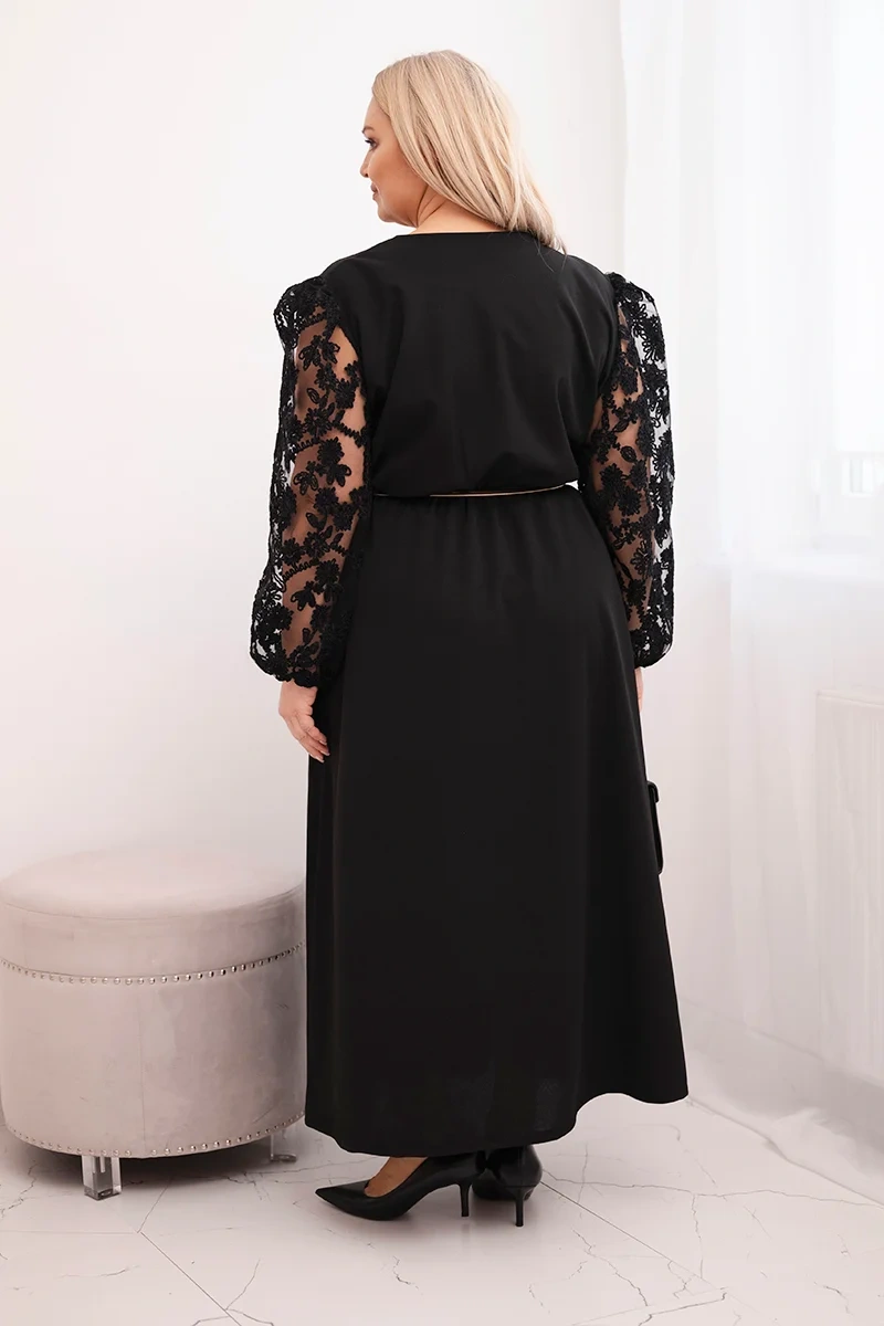 Plus size šaty s čipkovanými rukávmi