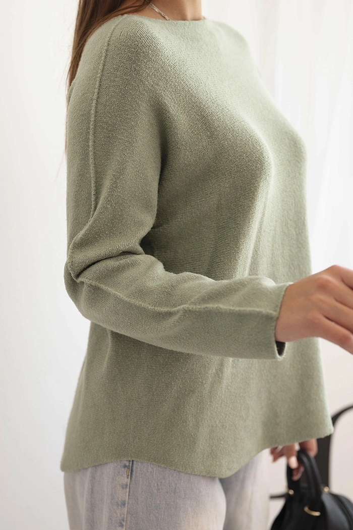 Kesi Włoski Women's viscose sweater with long sleeves and a round neckline light khaki