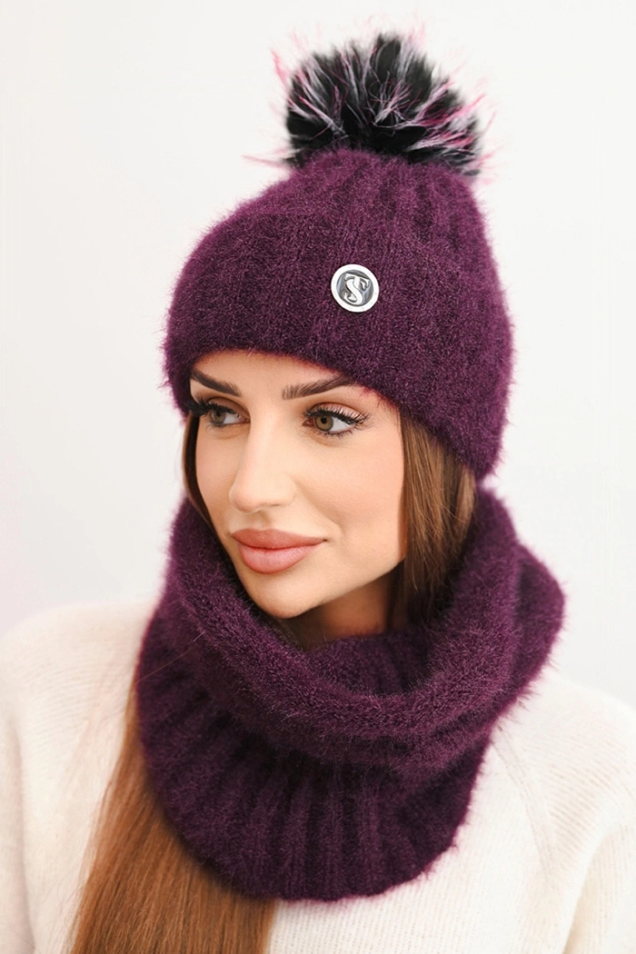 Дамска шапка с помпон и плетен модел
