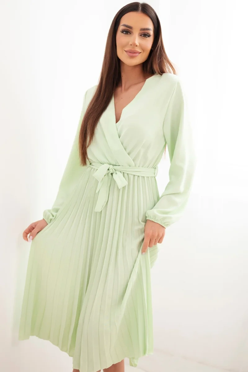 Елегантна рокля с панделка и плисиран подгъв