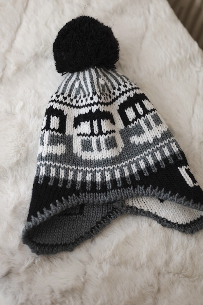 marka niezdefiniowana Cap with a pompom Rosa K368 white+graphite+black