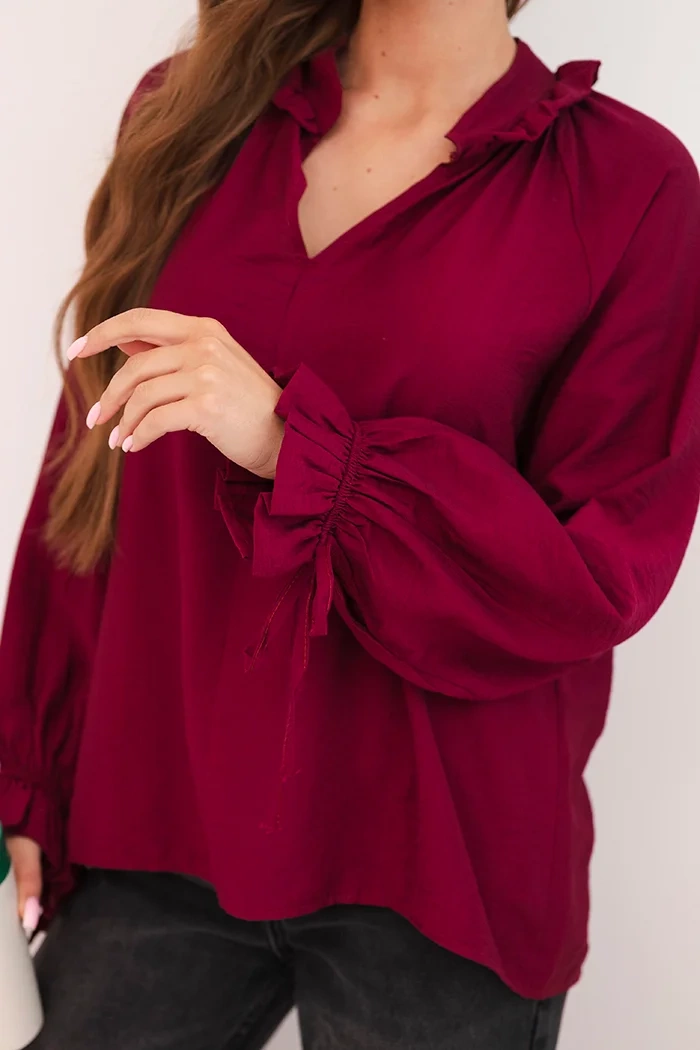 Kesi Włoski Women's viscose blouse with a V-neck and ties at the sleeves plum