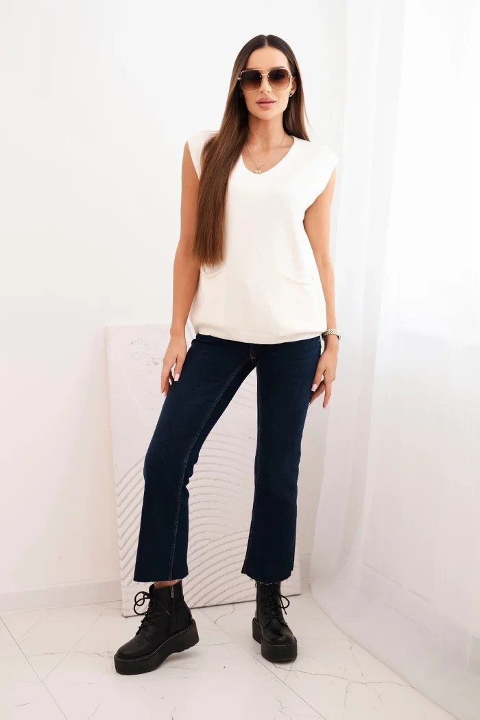 Kesi Włoski Women's sleeveless viscose sweater with pockets and a V-neck ecru