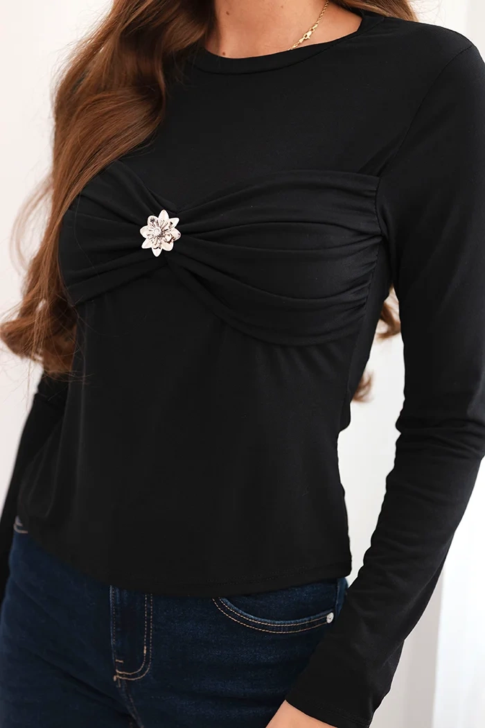 Kesi Włoski Fitted women's viscose blouse with draping and a brooch black