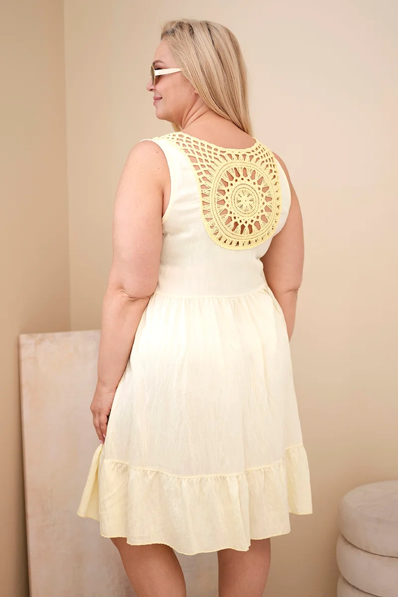 Plus-size žlté šaty bez rukávov s čipkou