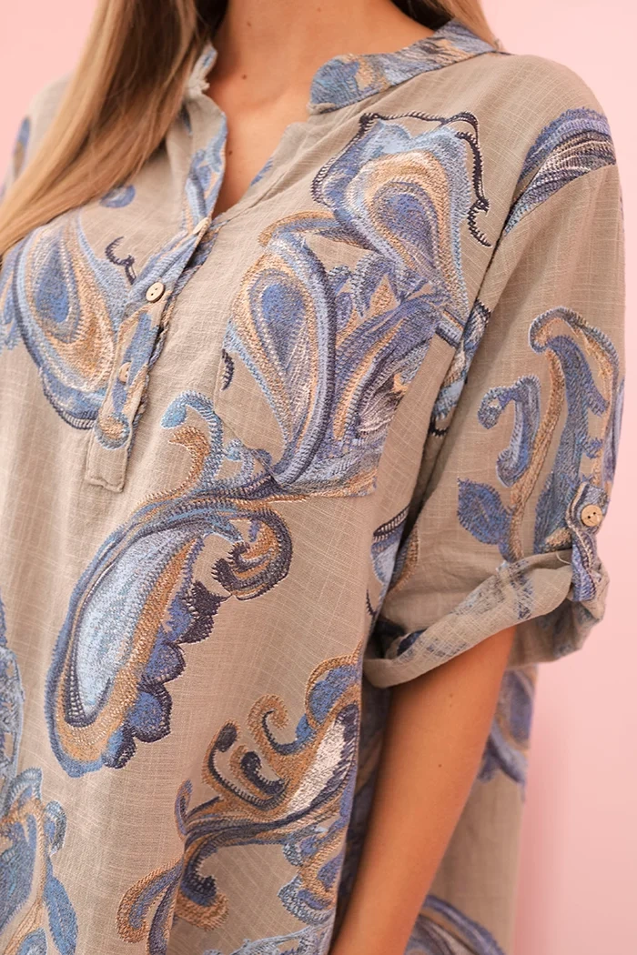 Kesi Włoski Women's cotton blouse with decorative print and rolled-up sleeves fango