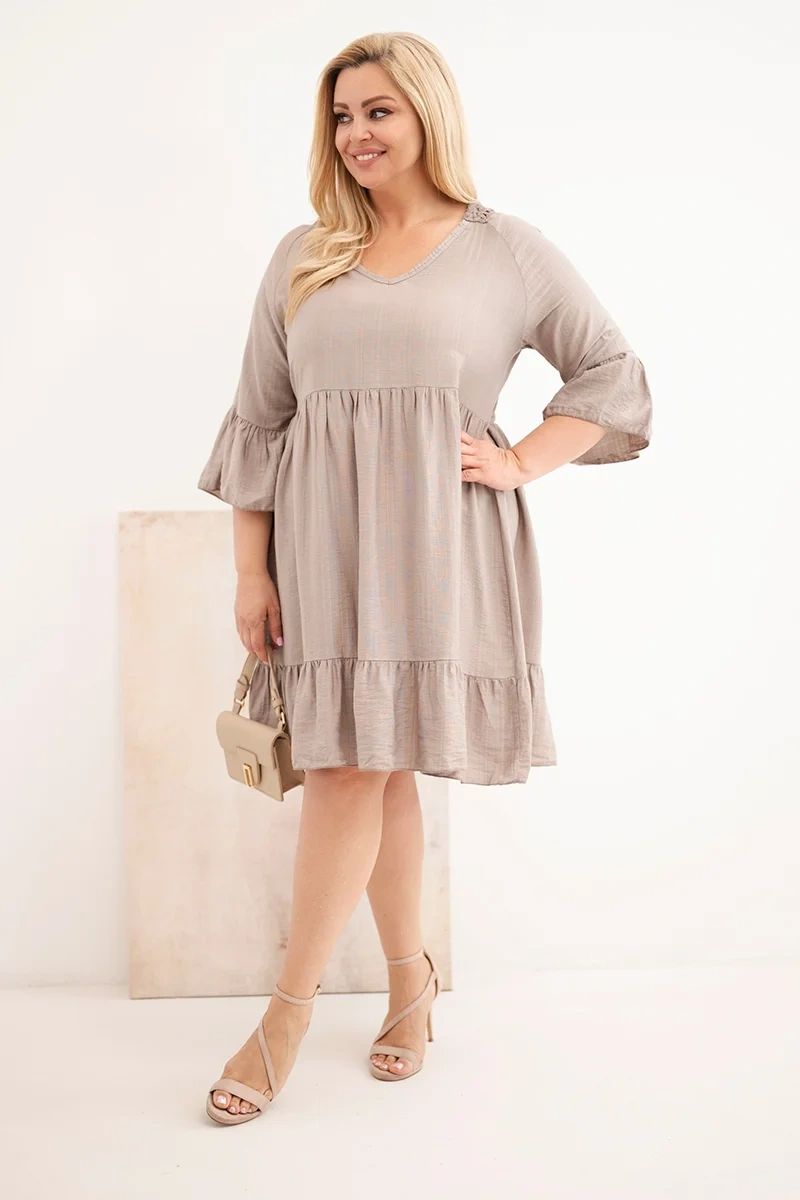 Plus-size viskózové šaty s výrezovým detailom