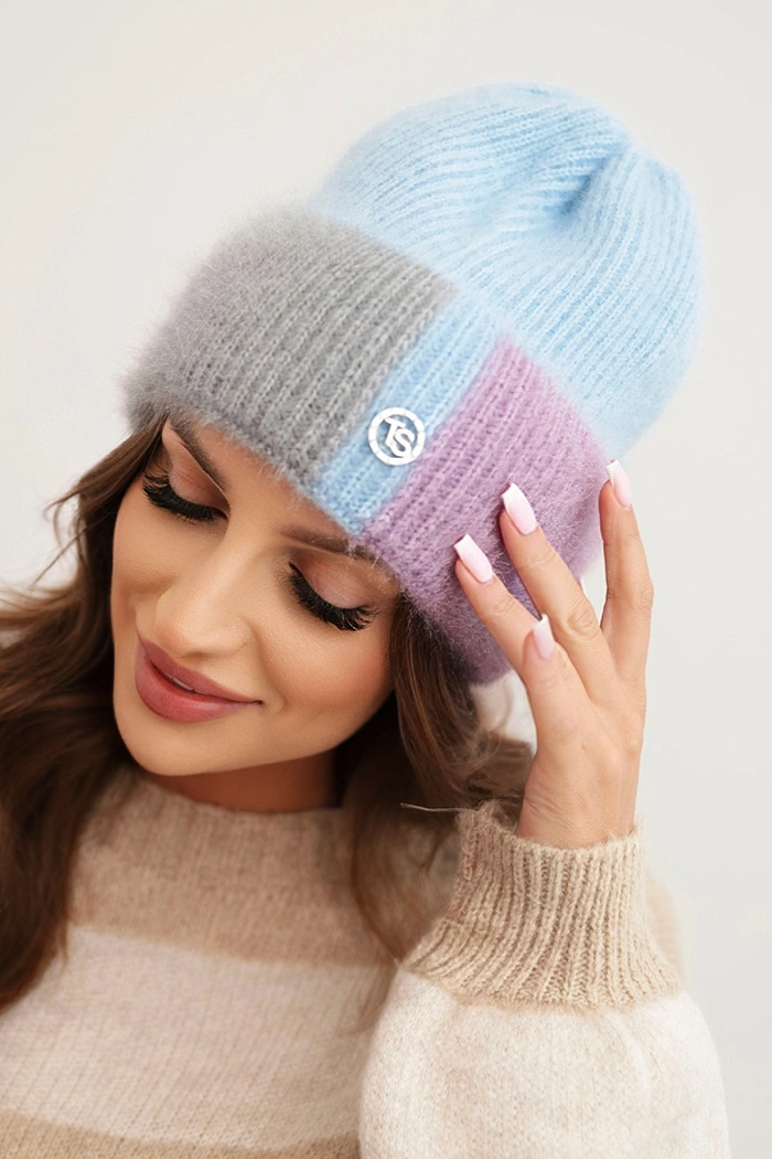 Kesi Dámska čiapka farebná z viskózy s ozdobným gombíkom ecru + šedá