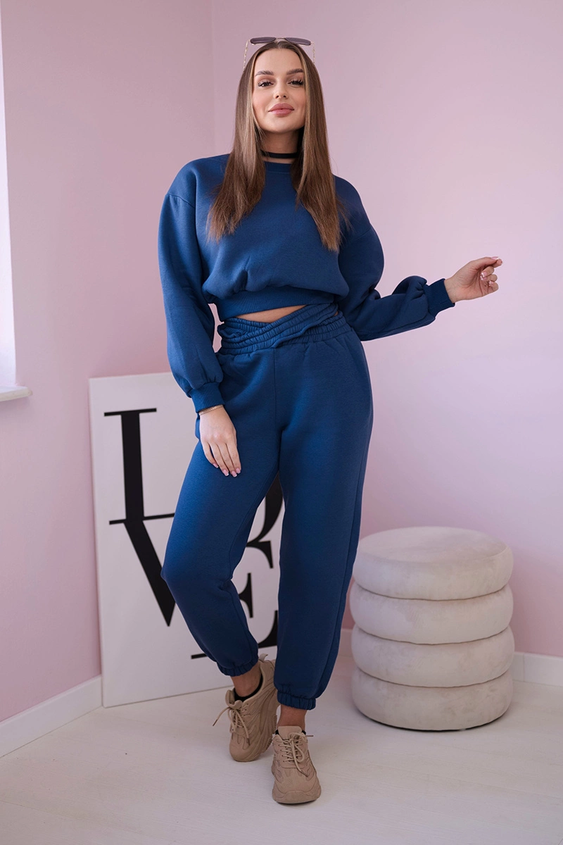 Insulated ensemble with short sweatshirt jeans