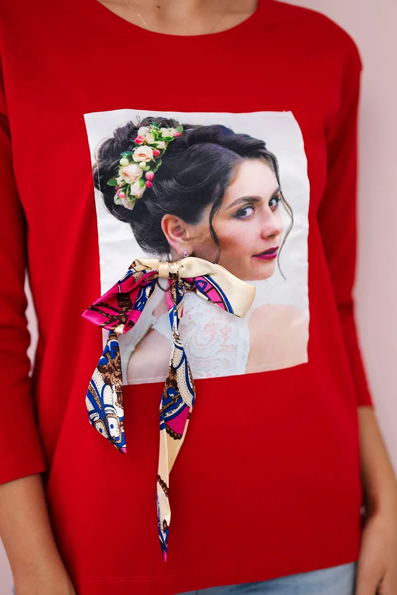 Blouse with graphics and a colorful bow 3D red