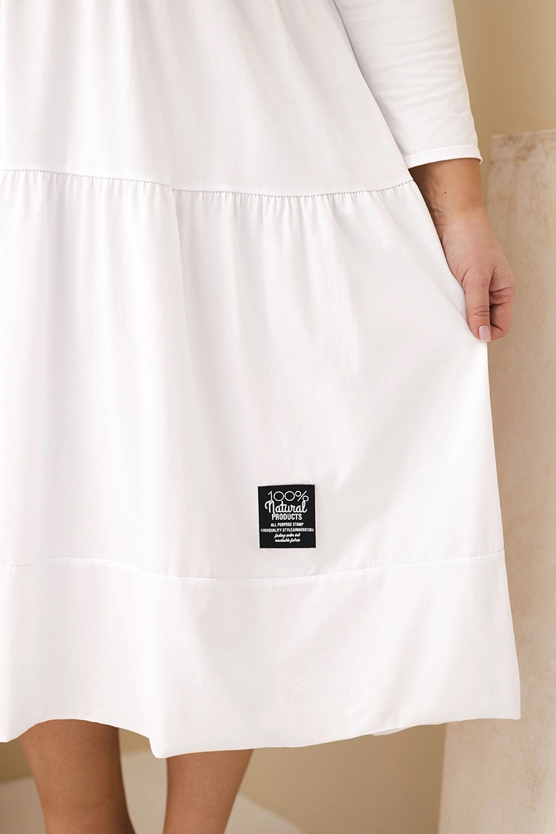 Plus size šaty s volánmi a vyhrnutými rukávmi