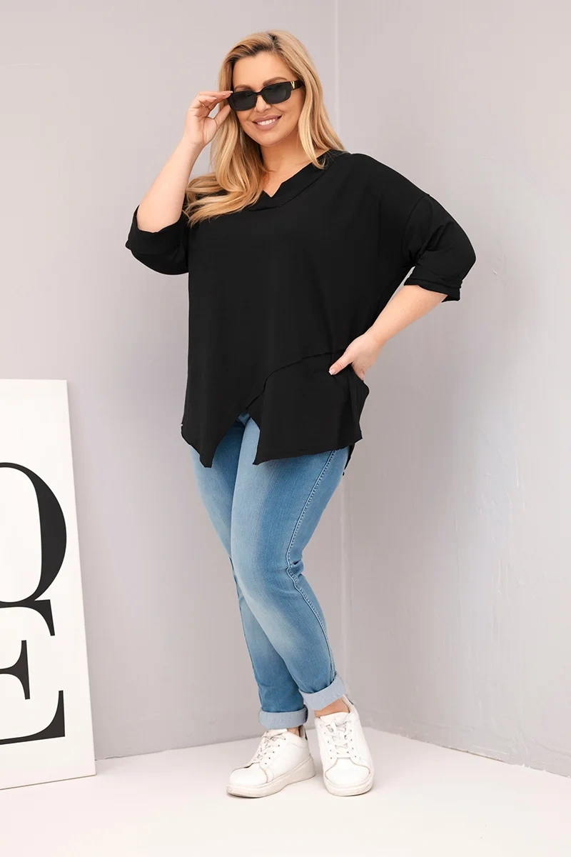 Plus size blúzka s V-výstrihom a asymetrickým lemom