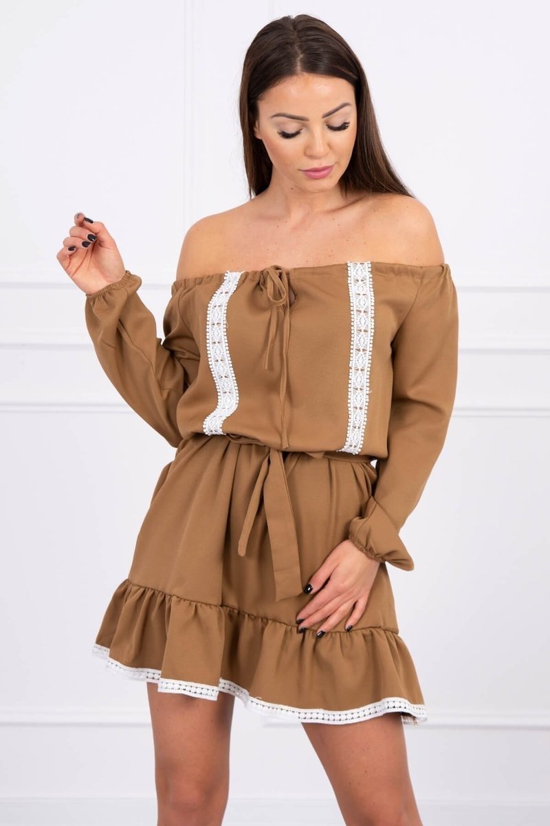 Dress with shoulders and lace camel