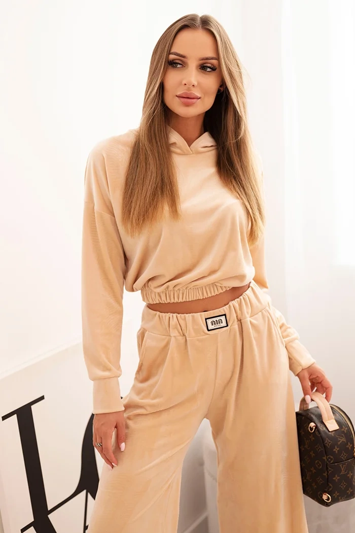 Kesi Włoski Women&#039;s velour tracksuit with wide legs and a hooded sweatshirt beige