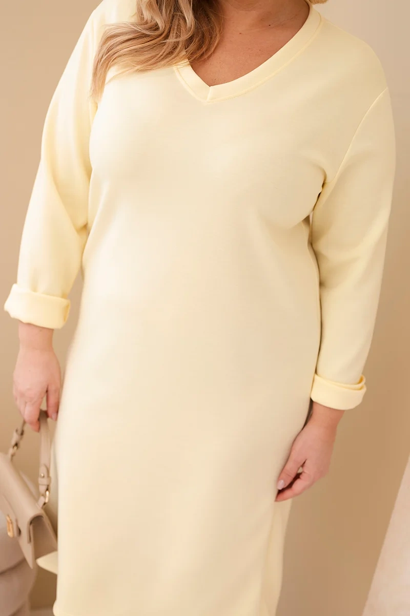Plus size šaty s výstrihom do V, maslové