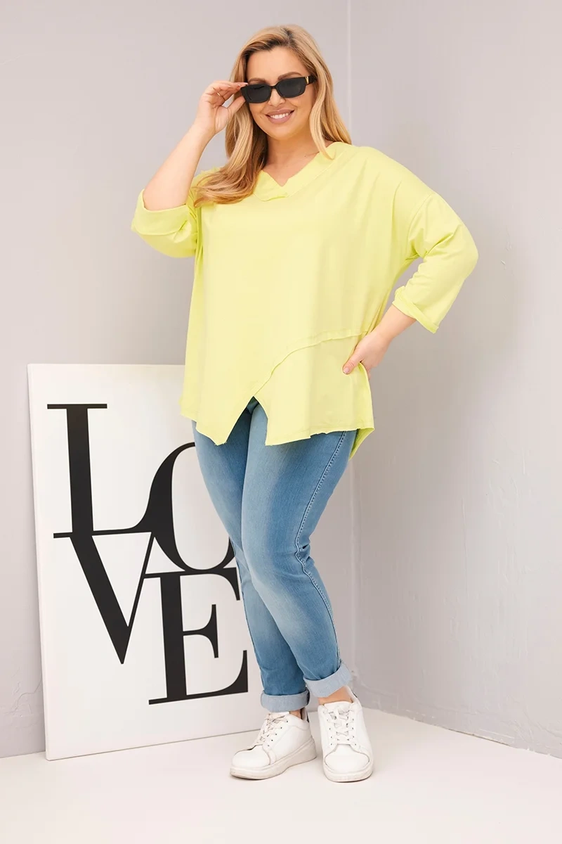 Plus size blúzka s V-výstrihom a asymetrickým lemom
