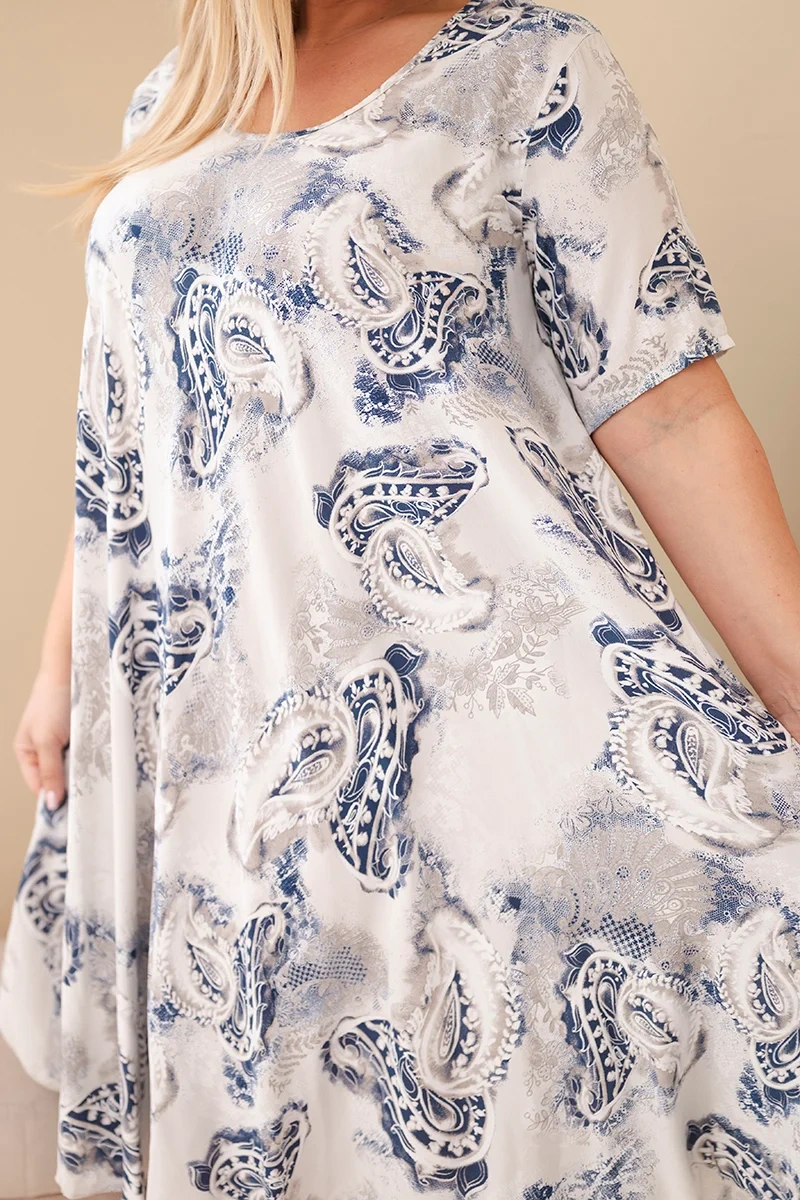 Plus-size šaty s paisley vzorom