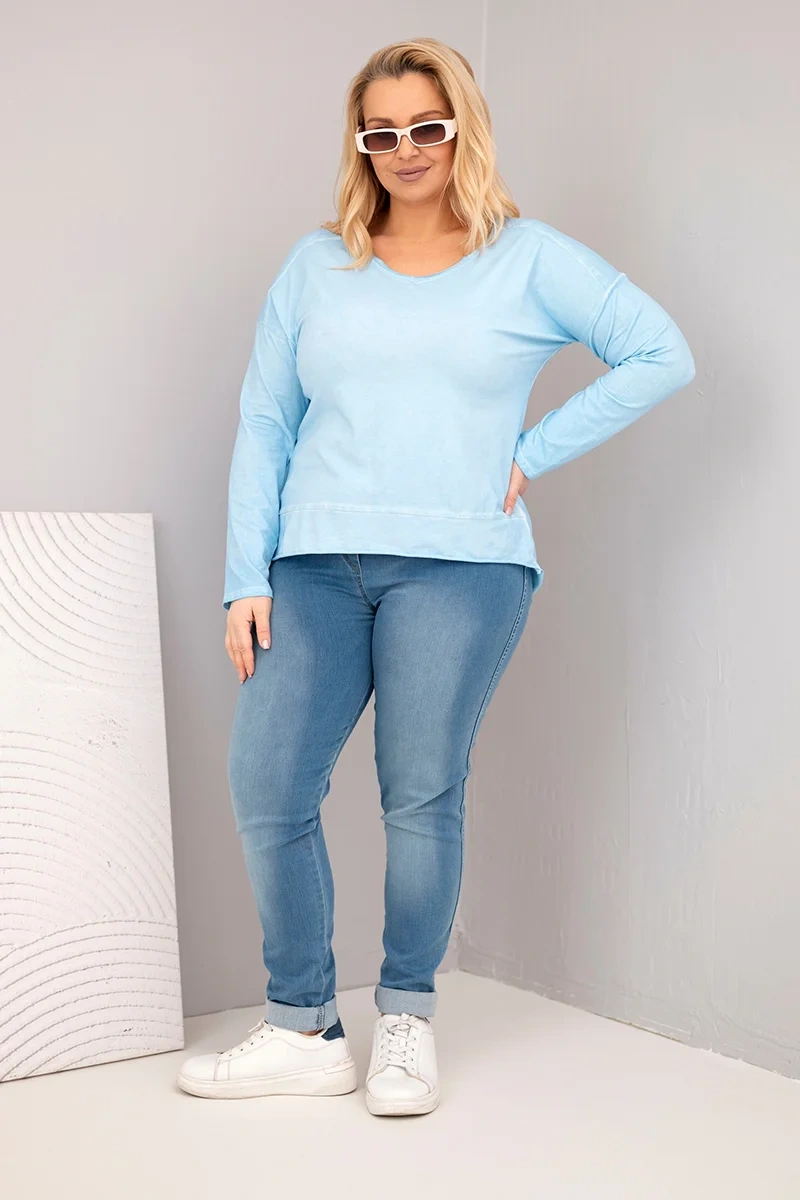 Plus size blúzka s V-výstrihom a predĺženým chrbtom