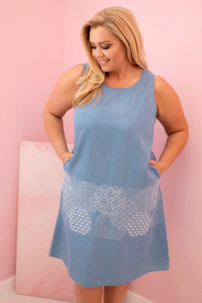 Kesi Włoski Dámské plus size šaty bez rukávů s ozdobným vzorem světle džínová