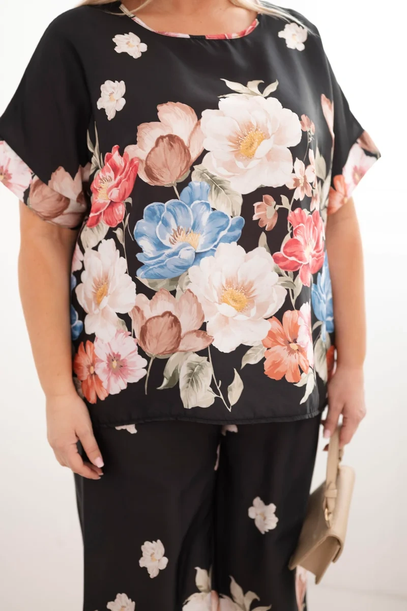 Dámsky plus size set s blúzkou a kvetinovými nohavicami