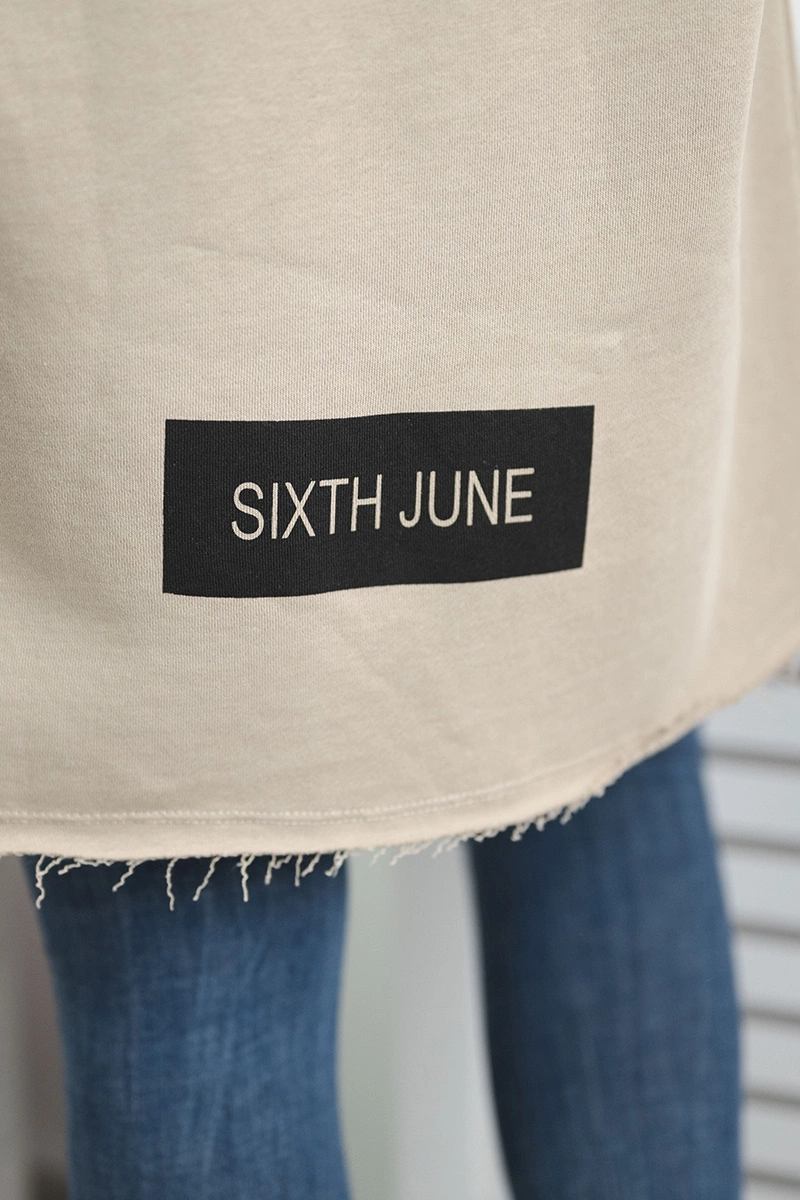 Coat with beige subtitles