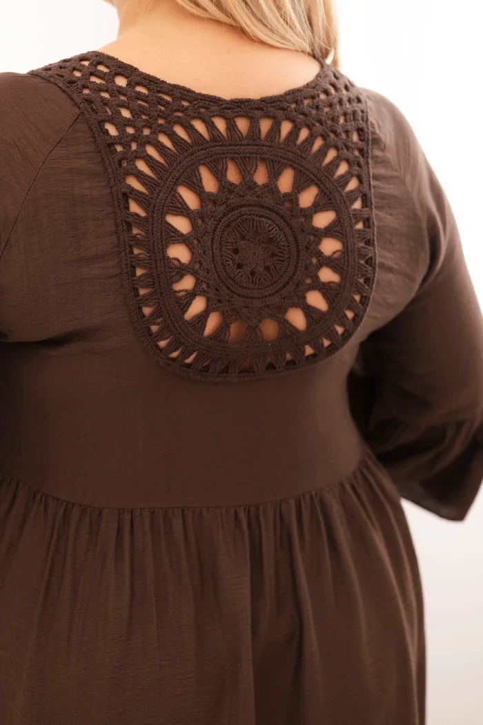 Kesi Włoski Dámske viskózové šaty Plus Size s ažúrovou ozdobou hnedá