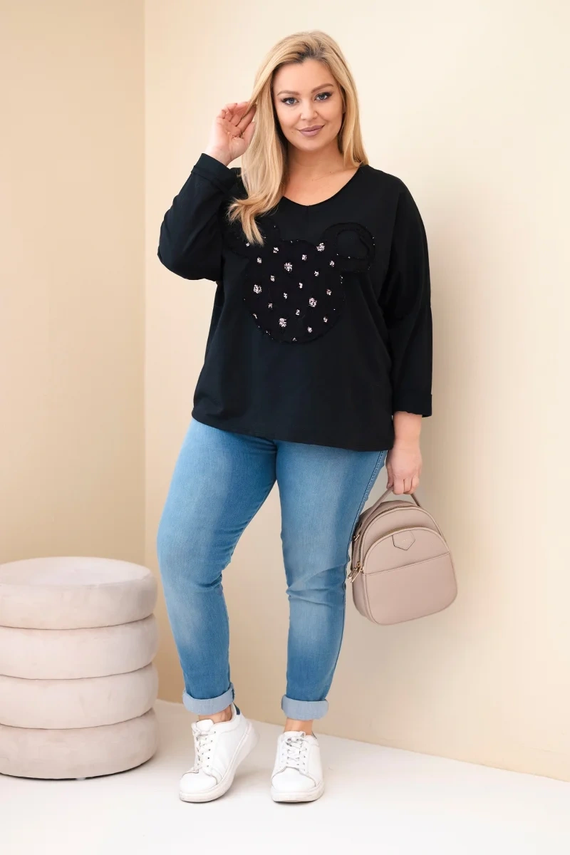 Plus size blúzka s V-výstrihom a aplikáciou