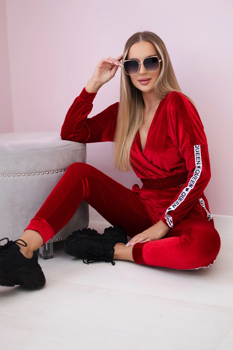 Velurový set s červeným nápisem Queen