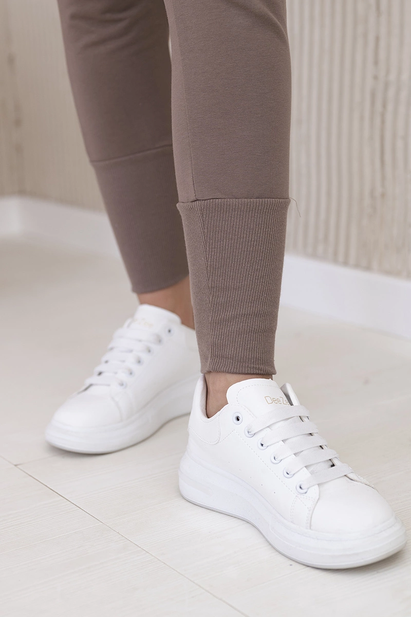 Set with wide mocha cuffs