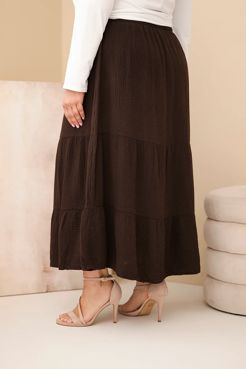 Plus size mušelínová sukňa s volánom hnedá